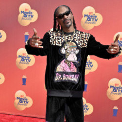 Snoop Dogg raised 10k for Seth Rogen's charity
