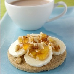 Oatcakes topped with bananas 