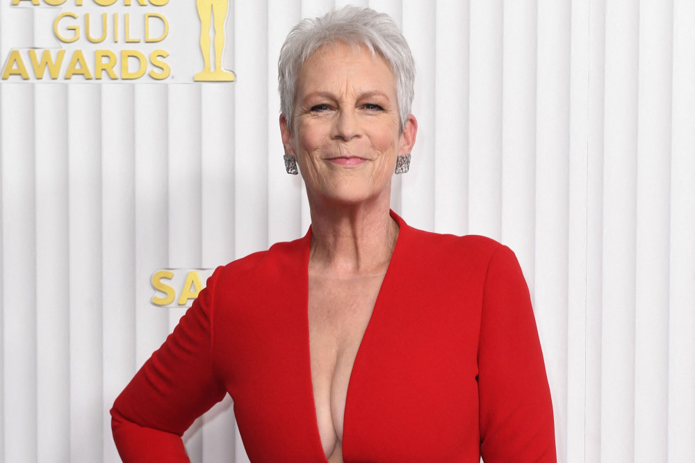 Jamie Lee Curtis has praised Pamela Anderson for going without make-up