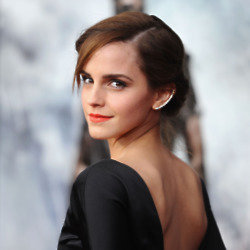 Emma Watson wore a beautiful orange lip on the red carpet